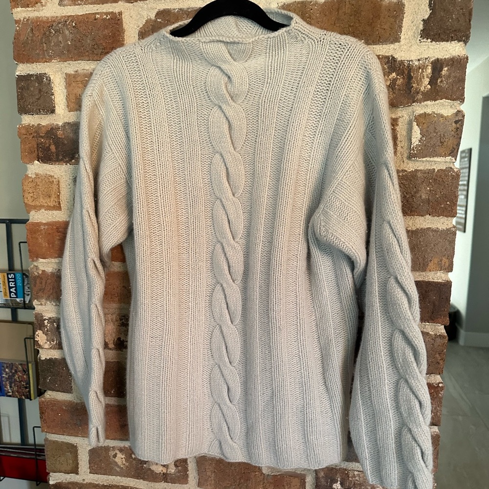 079 Garnet Hill women’s cable knit sweater Medium